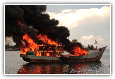A barca queimando