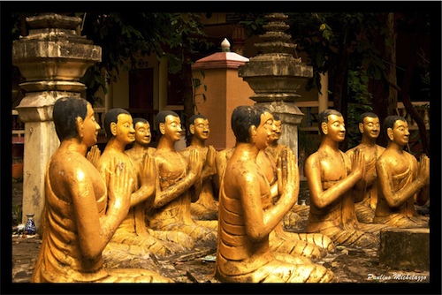 Budas “sentados” em um templo de Nong Khai