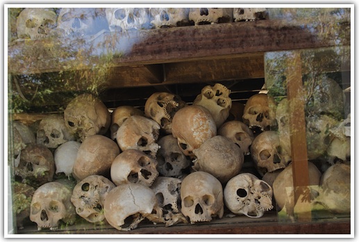 Centenas de crânios de presos do regime de Pol-Pot