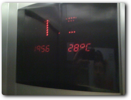 Isso que é calor (dentro de um elevador com ar-condicionado)